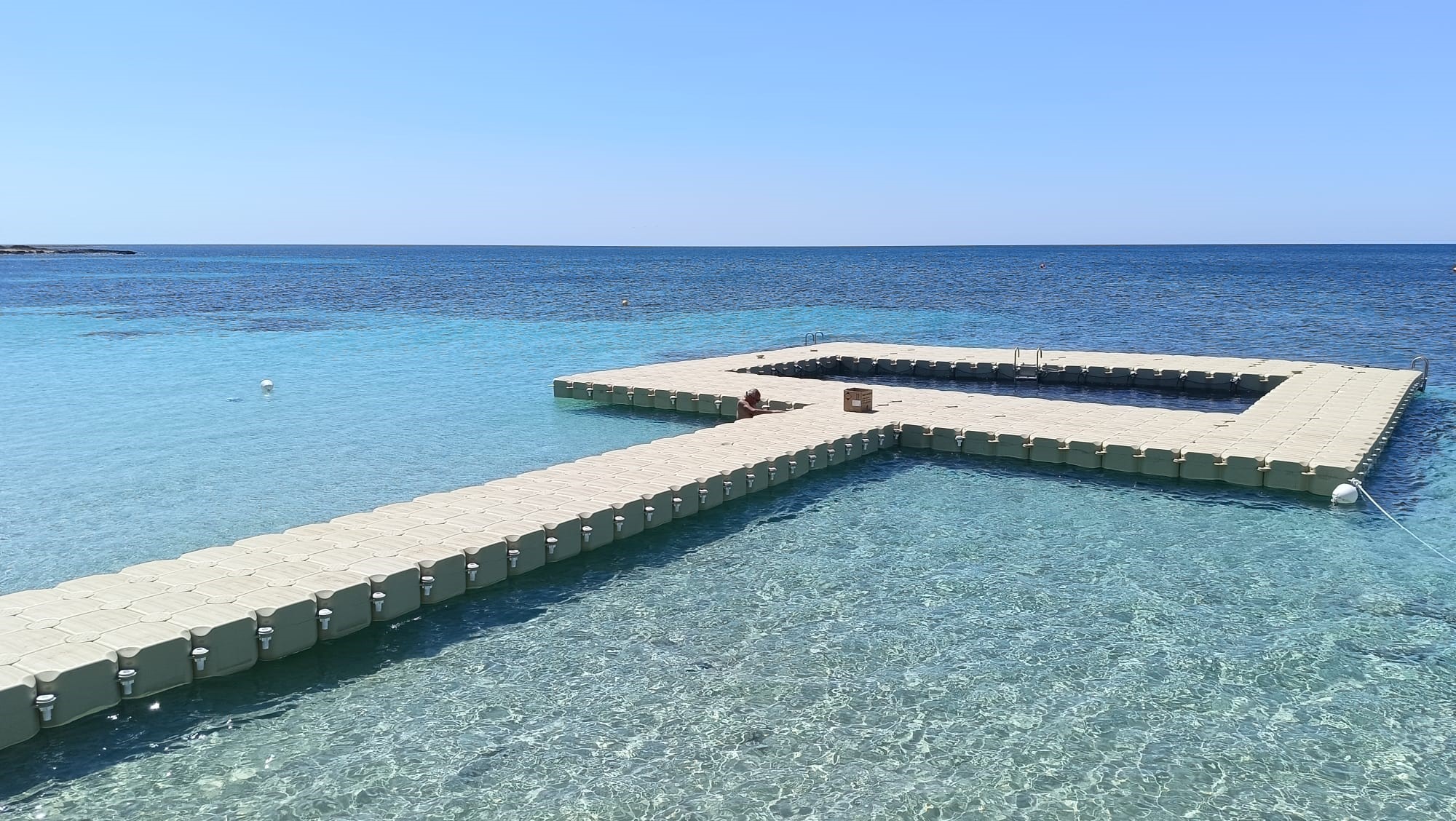 Piscina galleggiante installata presso resort marino